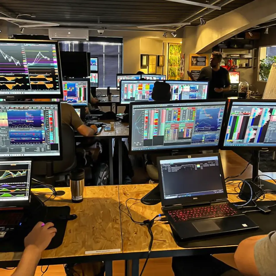 Mesa de operações da Liga dos Traders