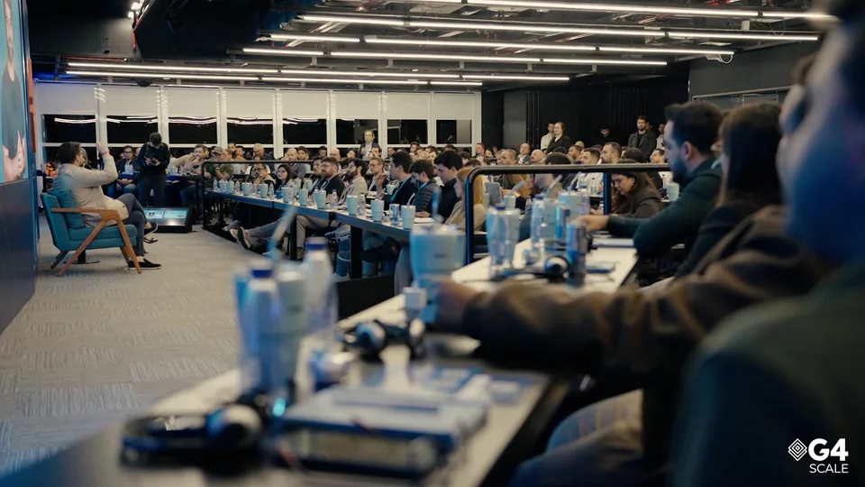 Frame do vídeo Relançamento Scale, G4 — evento próprio