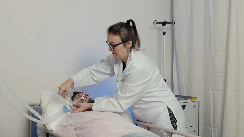 Frame do vídeo Aerogen & RVent, Delfar — institucional